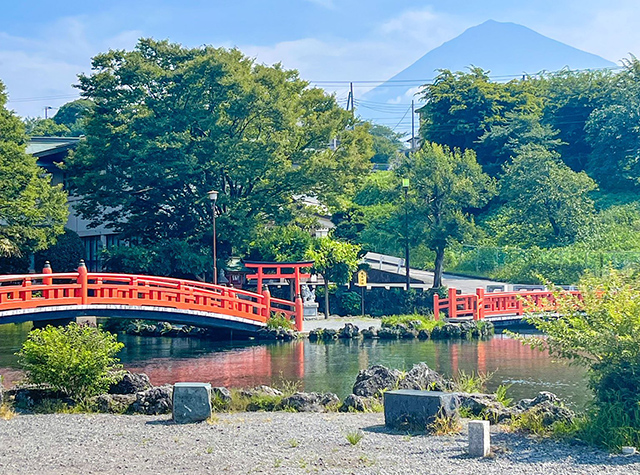 境内内から湧き出ている